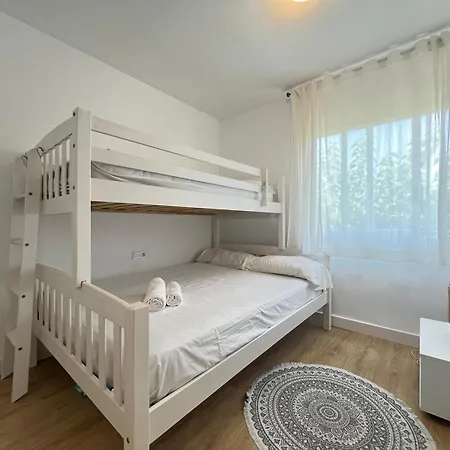 Familiar Cerca Del Mar Apartment